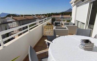 A penthouse with a spacious terrace and lovely views of the sea, the mountains and Altea.